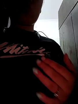 Iampriyaaa15 online show from 09-08-25, 06:18