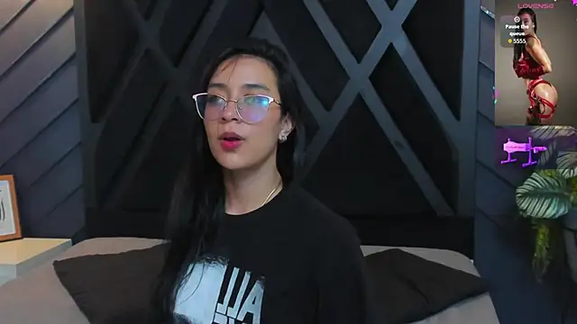 zoe martins  online show from 10-18-25, 06:10