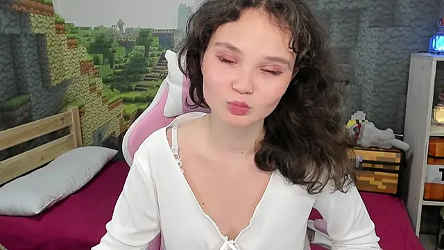 EmilyChaves online show from 09-10-25, 05:50