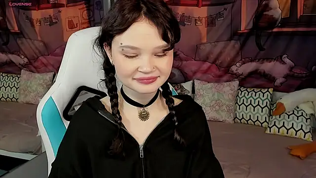 EmilyChaves online show from 04-07-26, 06:04