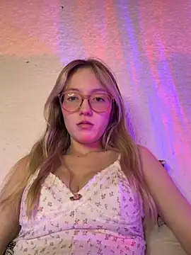 Snapshot of ReenKitty chatting on 03-27-26, 05:38 ReenKitty online show from 03-27-26, 05:38