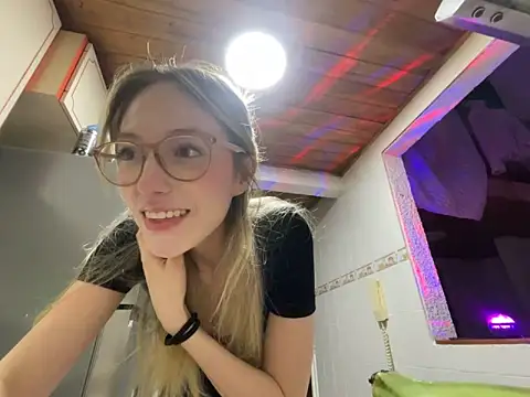 Snapshot of ReenKitty chatting on 04-19-26, 03:18 ReenKitty online show from 04-19-26, 03:18