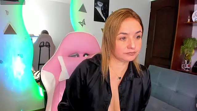 luciamature  online show from 02-02-26, 09:25