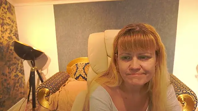 BellaLaPetit online show from 05-13-26, 01:07