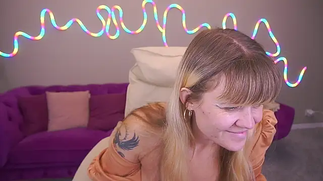 BellaLaPetit online show from 10-18-25, 01:02