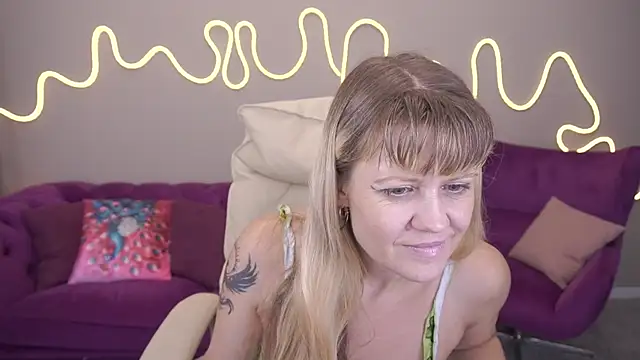 BellaLaPetit online show from 10-10-25, 12:50