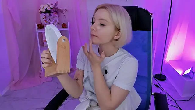 AuroraWrenfield online show from 10-28-25, 04:35