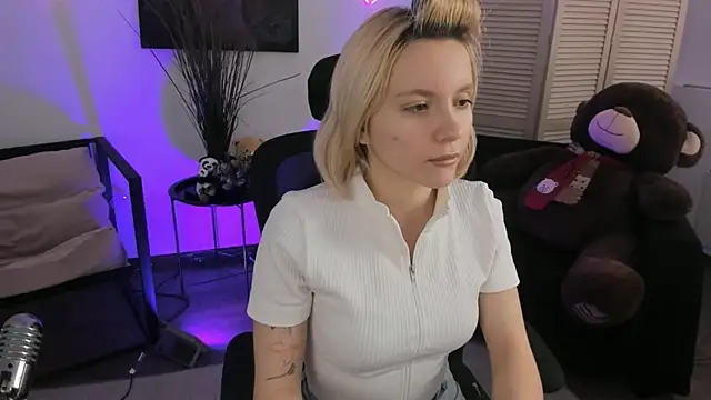 AuroraWrenfield online show from 02-02-26, 07:29