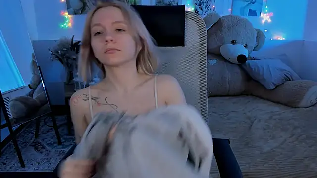 AuroraWrenfield online show from 02-17-26, 04:21