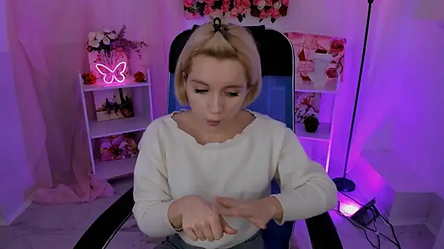 AuroraWrenfield online show from 11-04-25, 07:23