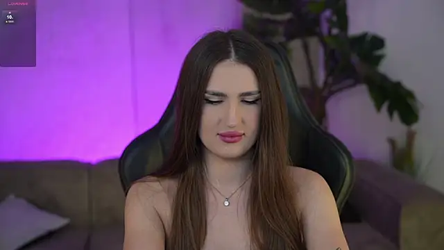 Snapshot of Goldie_Flame chatting on 10-15-25, 02:32 Goldie Flame online show from 10-15-25, 02:32