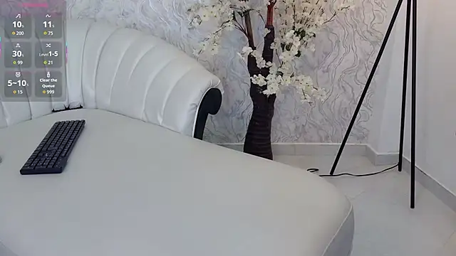 aura sanders1 online show from 12-05-25, 11:53