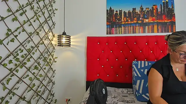 carolinacrus01 online show from 10-31-25, 02:57