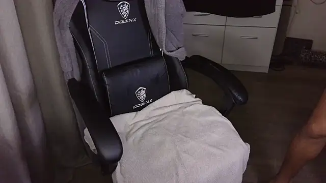 Snapshot of Milo9210 chatting on 11-22-25, 09:46 Milo9210 online show from 11-22-25, 09:46