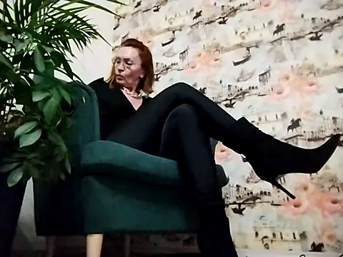 Snapshot of VelvetKarolina chatting on 10-13-25, 01:12 VelvetKarolina online show from 10-13-25, 01:12