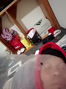 Snapshot of uratre chatting on 12-21-25, 11:23 uratre online show from 12-21-25, 11:23