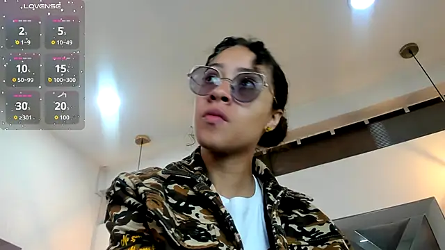 Snapshot of Hanna_Cornee_ chatting on 10-17-25, 01:35 Hanna Cornee online show from 10-17-25, 01:35