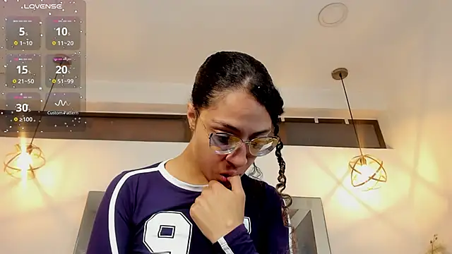 Hanna Cornee  online show from 11-19-25, 01:33