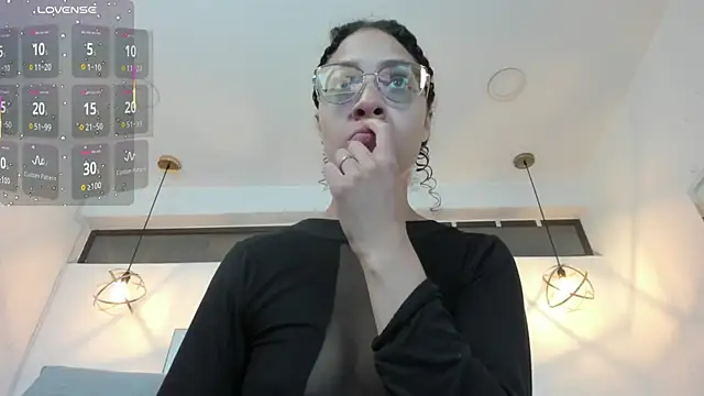 Hanna Cornee  online show from 12-22-25, 12:16