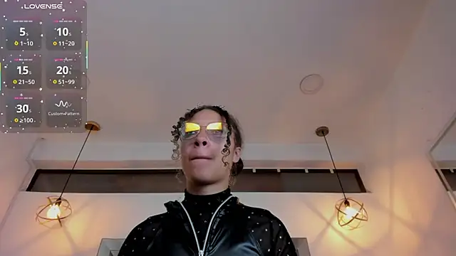 Hanna Cornee  online show from 12-17-25, 02:11