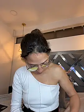 Hanna Cornee  online show from 11-14-25, 01:59