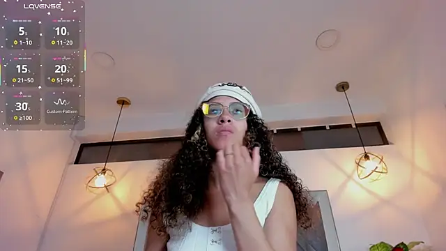 Hanna Cornee  online show from 12-18-25, 01:26