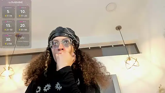 Hanna Cornee  online show from 11-24-25, 03:12