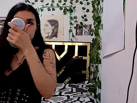 Snapshot of lucywhite13 chatting on 09-18-25, 04:32 lucywhite13 online show from 09-18-25, 04:32