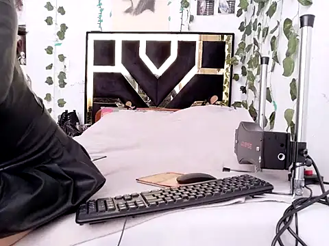 lucywhite13 online show from 11-12-25, 01:15