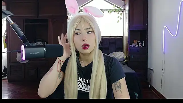 Shisuku Sophi online show from 10-26-25, 04:18