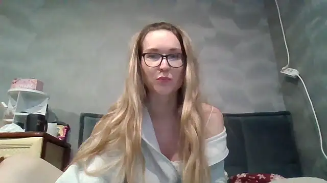 Snapshot of Jugira chatting on 10-19-25, 09:50 Jugira online show from 10-19-25, 09:50