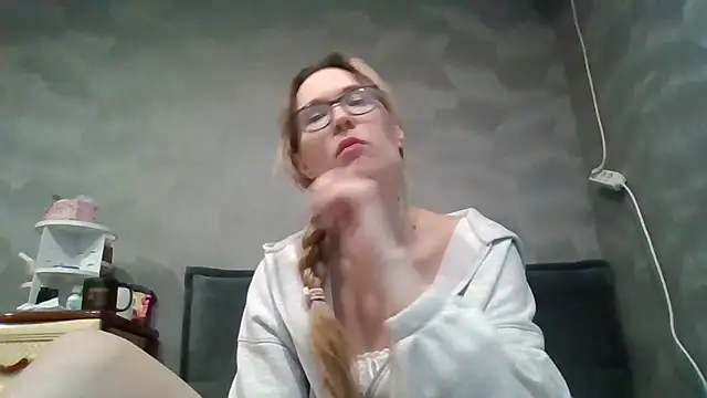Snapshot of Jugira chatting on 10-12-25, 11:06 Jugira online show from 10-12-25, 11:06