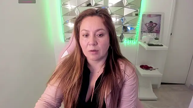 Snapshot of camixxx_m chatting on 10-15-25, 01:08 camixxx m online show from 10-15-25, 01:08