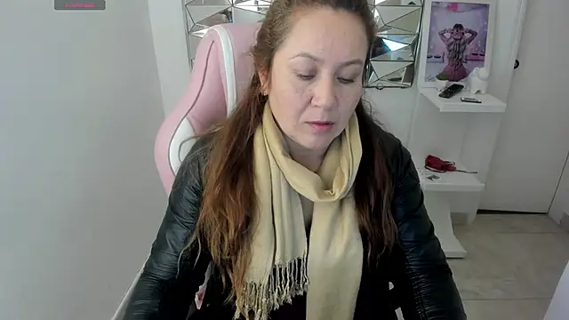 Snapshot of camixxx_m chatting on 10-18-25, 12:29 camixxx m online show from 10-18-25, 12:29
