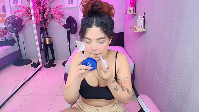 Snapshot of Maggy_t18 chatting on 05-16-26, 03:38 Maggy t18 online show from 05-16-26, 03:38