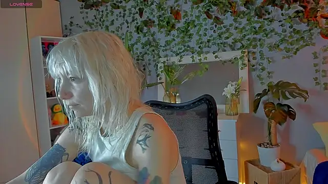 Snapshot of tattoo_art_baby chatting on 06-17-26, 02:00 tattoo art baby online show from 06-17-26, 02:00