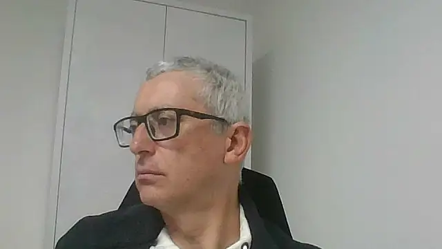 Snapshot of Sensor2000 chatting on 12-16-25, 11:47 Sensor2000 online show from 12-16-25, 11:47