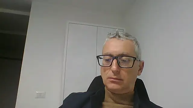 Snapshot of Sensor2000 chatting on 12-19-25, 08:17 Sensor2000 online show from 12-19-25, 08:17