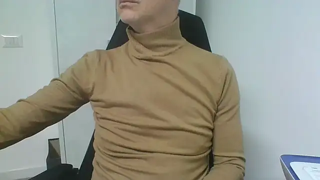 Snapshot of Sensor2000 chatting on 12-17-25, 07:46 Sensor2000 online show from 12-17-25, 07:46