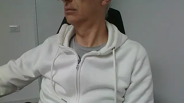 Snapshot of Sensor2000 chatting on 01-14-26, 01:59 Sensor2000 online show from 01-14-26, 01:59