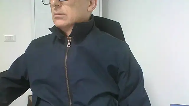 Snapshot of Sensor2000 chatting on 12-18-25, 08:19 Sensor2000 online show from 12-18-25, 08:19