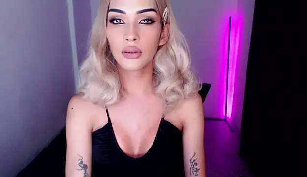 Snapshot of Alicegreenexx chatting on 06-15-26, 05:56 Alicegreenexx online show from 06-15-26, 05:56