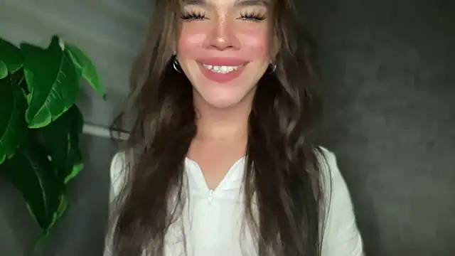 Snapshot of Misselliefayexxx chatting on 12-17-25, 01:10 Misselliefayexxx online show from 12-17-25, 01:10