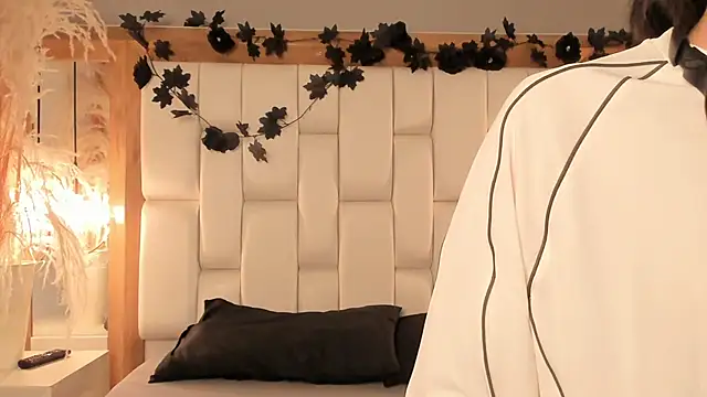 Daphne And Roger online show from 12-15-25, 11:16