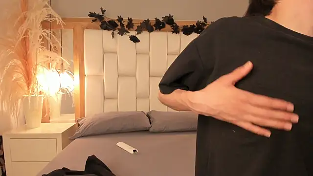 Daphne And Roger online show from 11-20-25, 11:22