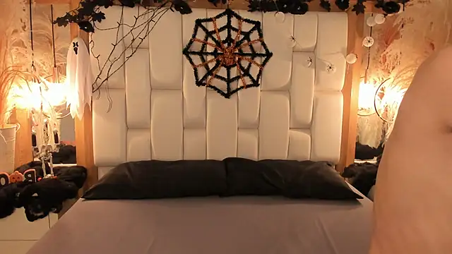 Daphne And Roger online show from 10-25-25, 11:20