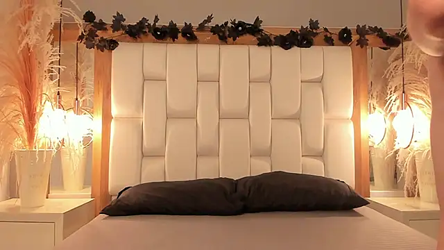 Daphne And Roger online show from 11-01-25, 01:05