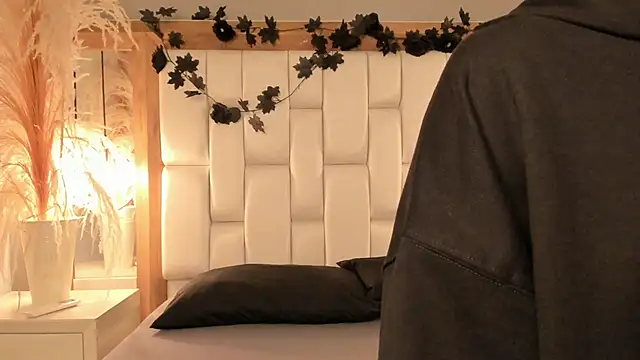 Daphne And Roger online show from 12-14-25, 01:49