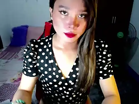 Snapshot of Urassiansweetcummer chatting on 10-28-25, 01:39 Urassiansweetcummer online show from 10-28-25, 01:39