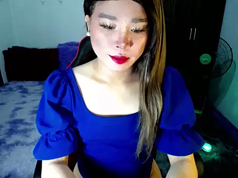 Snapshot of Urassiansweetcummer chatting on 12-17-25, 02:16 Urassiansweetcummer online show from 12-17-25, 02:16